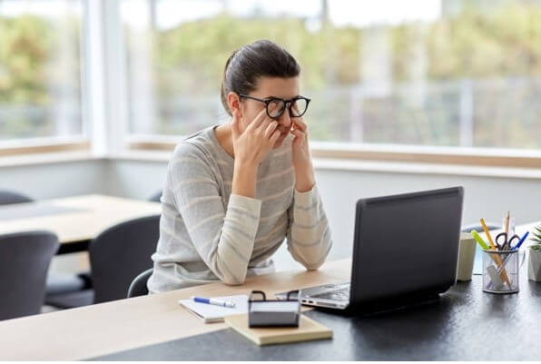 woman reading about myopia vs hyperopia