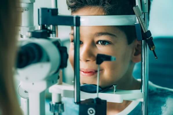 young patient testing for myopia vs hyperopia