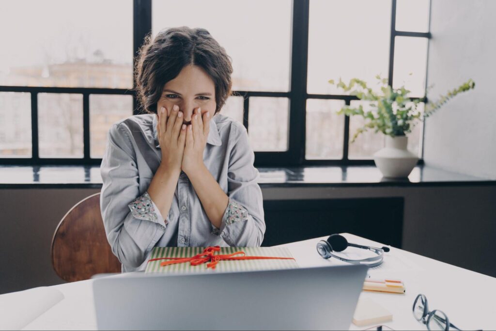 woman reading about the color blind test