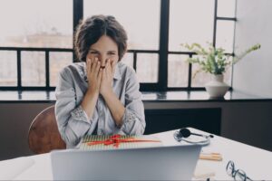 woman reading about the color blind test